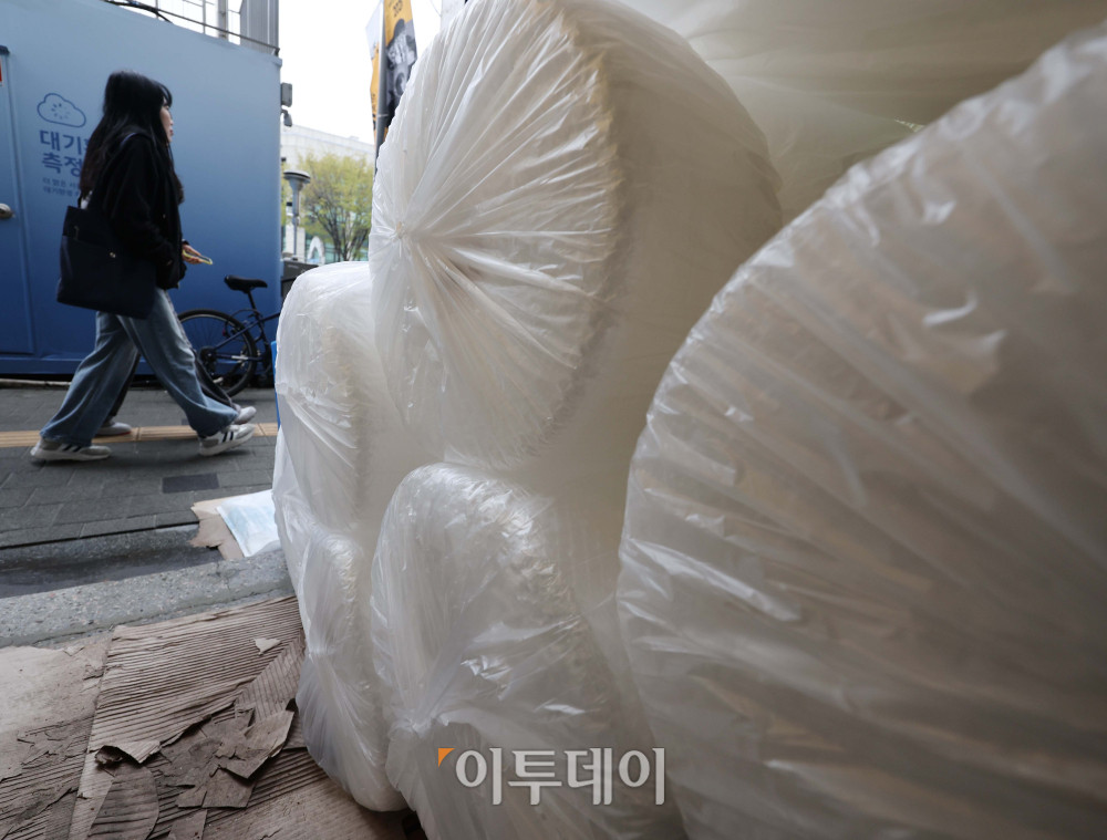 ▲10일 서울 중구 방산시장 인근 비닐 가게 앞에 비닐 제품이 놓여있다. 중동발 원유 수급 불안이 장기화되면서 비닐과 필름 등 주요 포장재 대란 우려가 확산되고 있다. 라면과 과자, 음료, 냉동식품 등 상당수 가공식품은 비닐•필름 같은 포장재 없이는 출하가 어려워 지난 9일 한국식품산업협회 등 13개 관련 단체는 공동 건의서를 내고 정부 지원을 요청하기도 했다. 김예연 인턴기자 kimye@