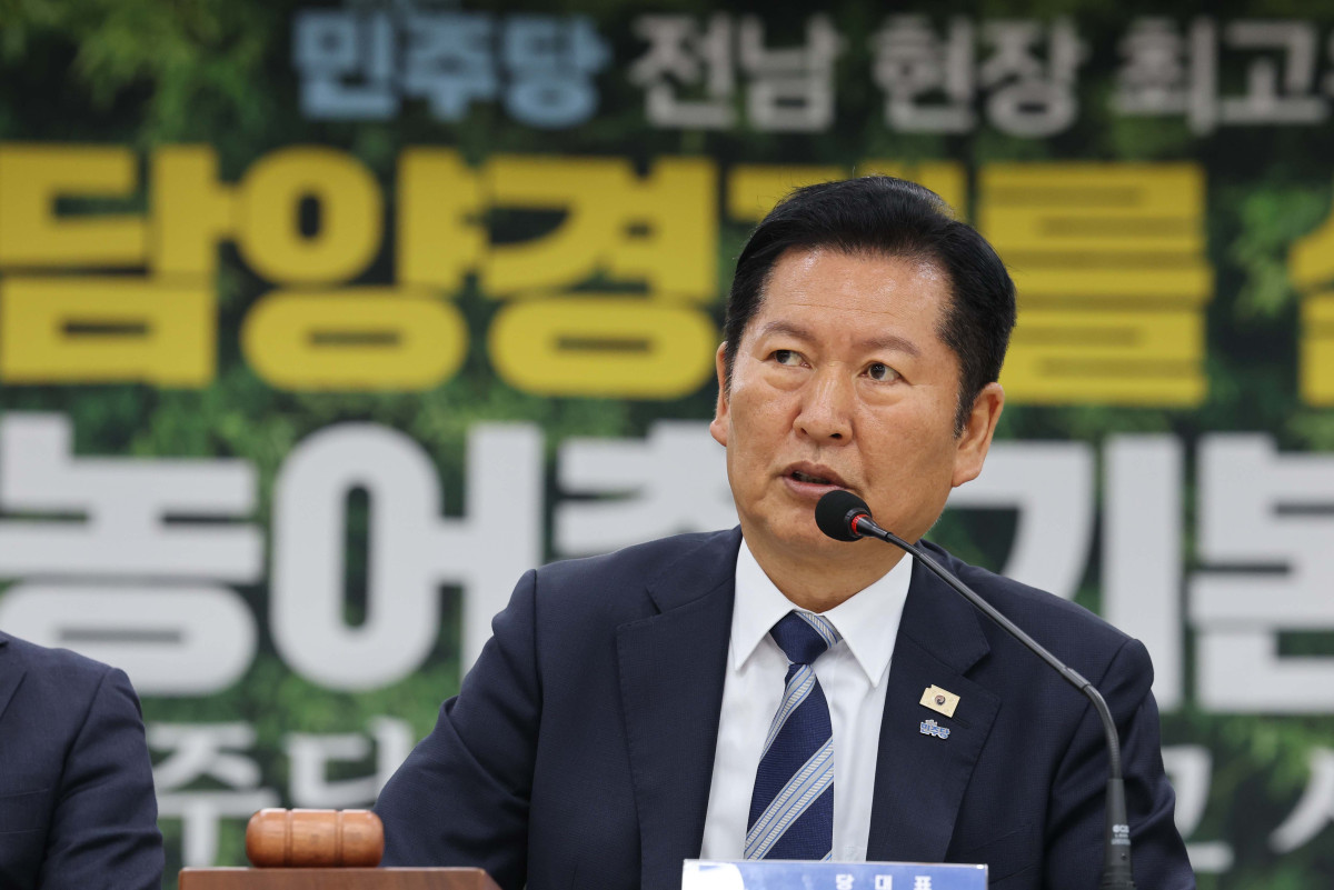 ▲더불어민주당 정청래 대표가 10일 전남 담양농협 본점에서 열린 현장 최고위원회의에서 발언하고 있다. 사진=연합뉴스