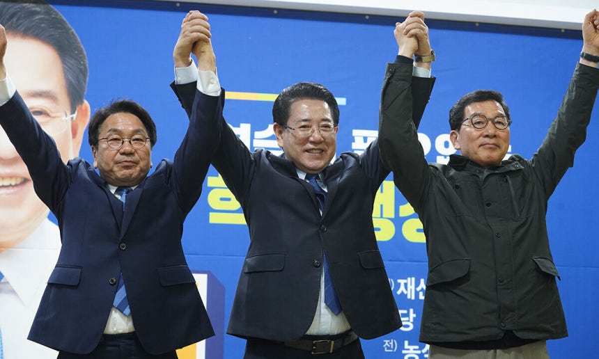 ▲김영록 후보 지지 선언하는 강기정·신정훈 전 후보. (사진제공=김영록 후보 측)