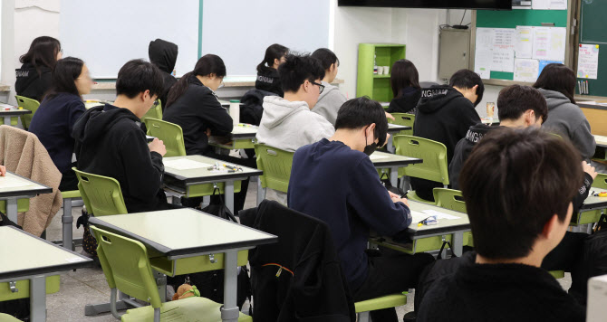 ▲2025년 3월 전국연합 학력평가가 실시된 지난해 3월 26일 서울 광진구 광남고등학교에서 학생들이 시험을 치르고 있다. (뉴시스)