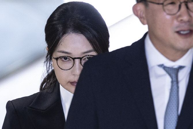 ▲김건희 여사가 지난해 8월 6일 서울 종로구 김건희 특검팀(특별검사 민중기) 사무실에서 피의자 신분으로 조사를 마친 뒤 밖으로 나서고 있다. (뉴시스)