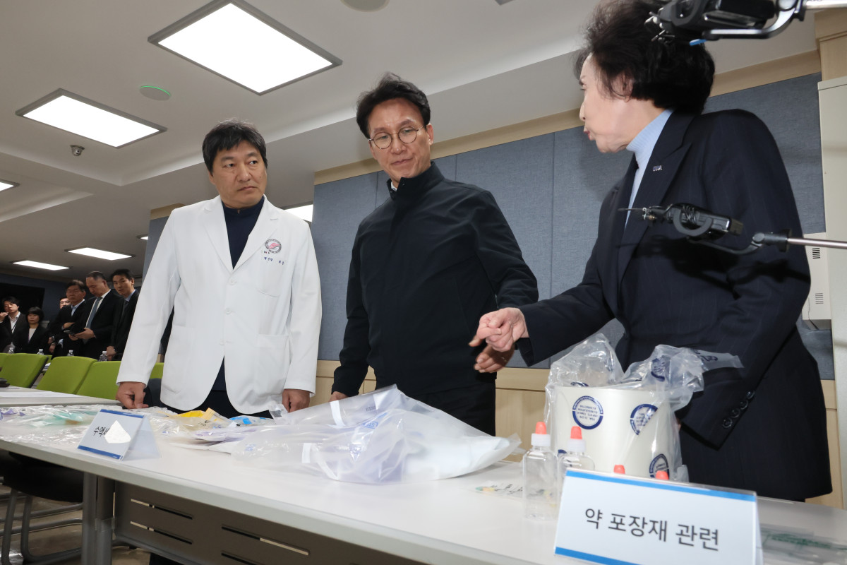 ▲김민석 국무총리가 10일 서울 영등포구 한강성심병원에서 의료필수품 관련 현장 애로 점검 합동간담회를 갖기에 앞서 중동전쟁 장기화로 수급 불안 가능성이 제기된 의료용품을 살펴보고 있다. (사진=연합뉴스)