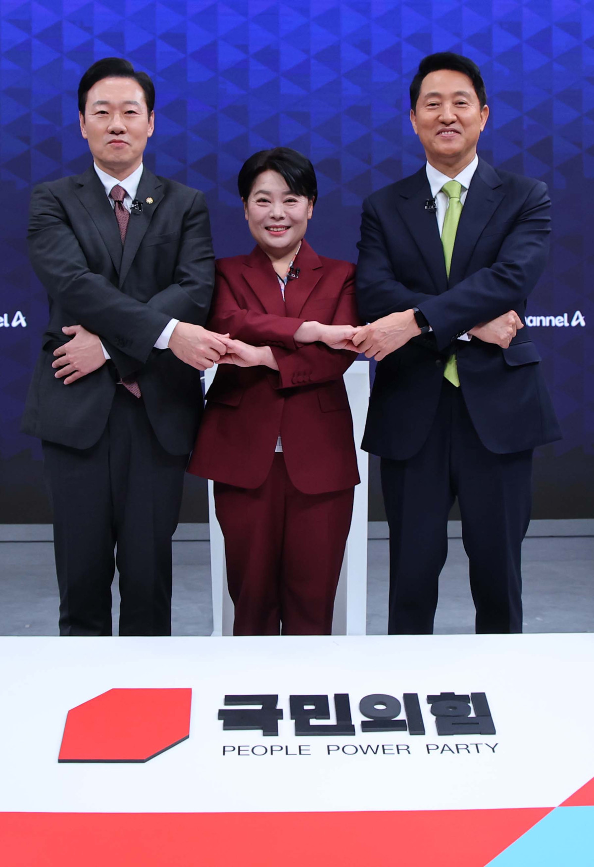 ▲박수민 의원(왼쪽부터), 윤희숙 전 의원, 오세훈 서울시장이 10일 오후 서울 종로구 채널A 스튜디오에서 열린 국민의힘 서울시장 후보 제2차 TV 토론회에 참석해 포즈를 취하고 있다. 국회사진기자단