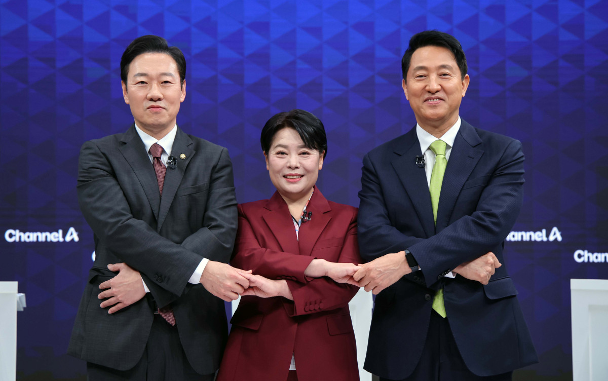 ▲박수민 의원(왼쪽부터), 윤희숙 전 의원, 오세훈 서울시장이 10일 오후 서울 종로구 채널A 스튜디오에서 열린 국민의힘 서울시장 후보 제2차 TV 토론회에 참석해 포즈를 취하고 있다. 국회사진기자단