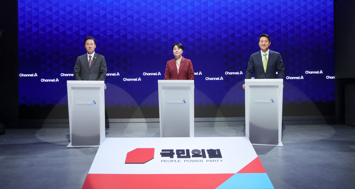 ▲박수민 의원(왼쪽부터), 윤희숙 전 의원, 오세훈 서울시장이 10일 오후 서울 종로구 채널A 스튜디오에서 열린 국민의힘 서울시장 후보 제2차 TV 토론회에 참석해 포즈를 취하고 있다. 국회사진기자단