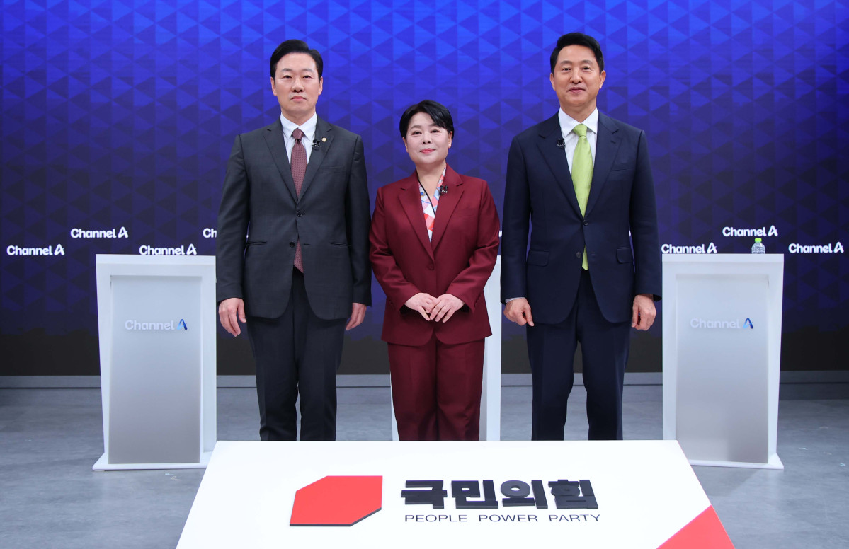 ▲박수민 의원(왼쪽부터), 윤희숙 전 의원, 오세훈 서울시장이 10일 오후 서울 종로구 채널A 스튜디오에서 열린 국민의힘 서울시장 후보 제2차 TV 토론회에 참석해 포즈를 취하고 있다. 국회사진기자단