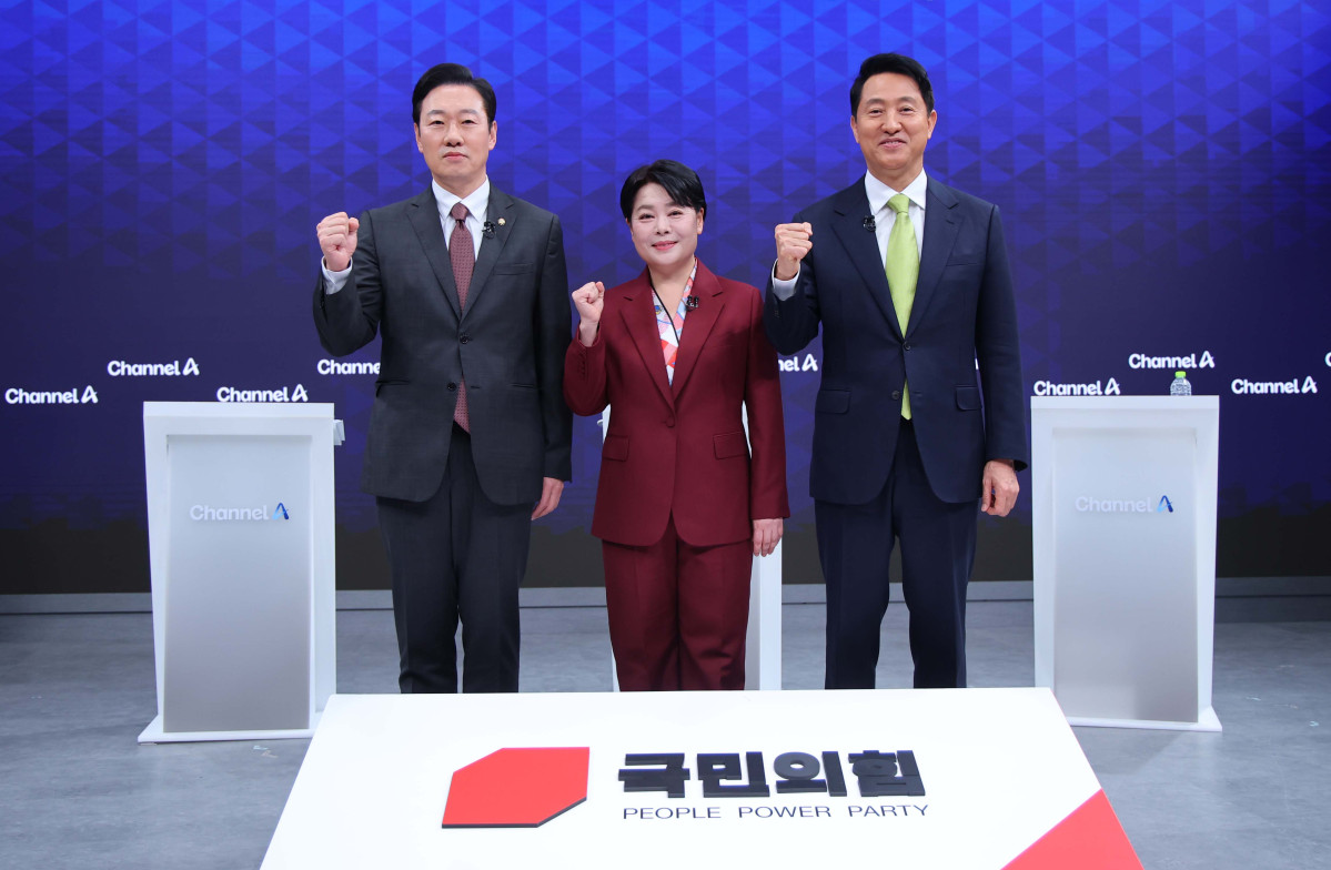 ▲박수민 의원(왼쪽부터), 윤희숙 전 의원, 오세훈 서울시장이 10일 오후 서울 종로구 채널A 스튜디오에서 열린 국민의힘 서울시장 후보 제2차 TV 토론회에 참석해 포즈를 취하고 있다. 국회사진기자단