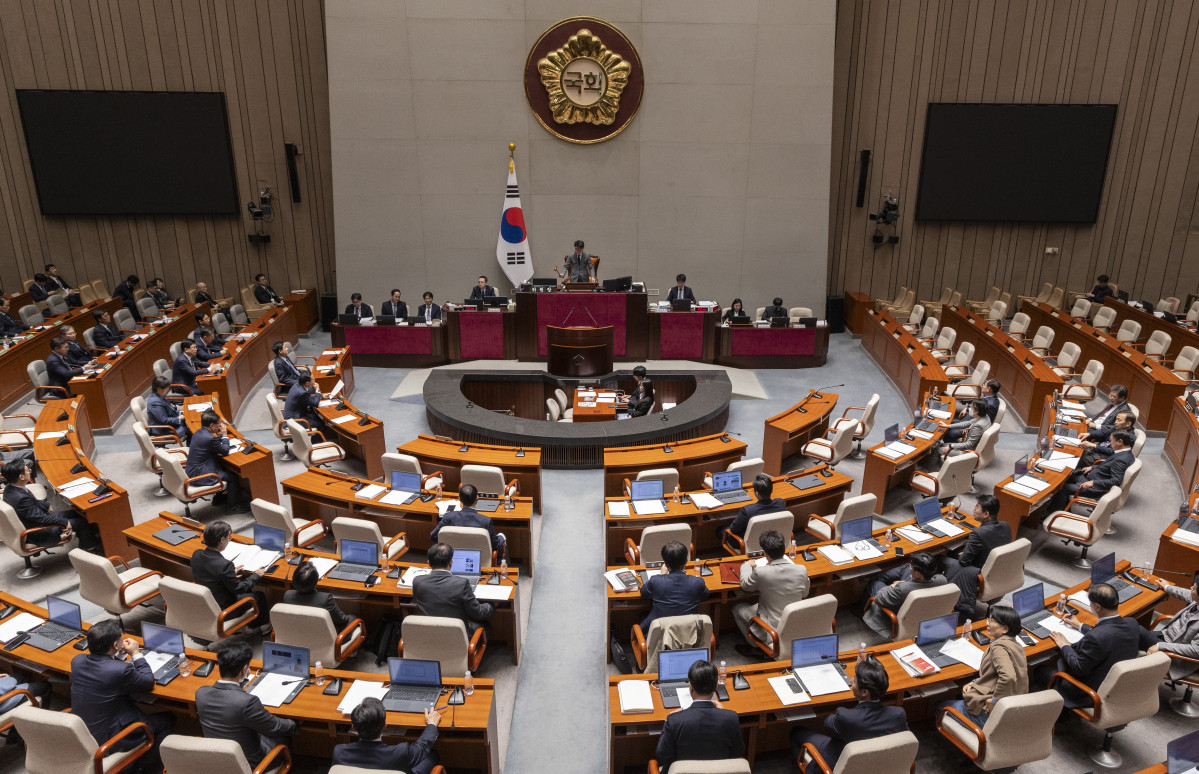 ▲10일 국회에서 열린 예산결산특별위원회 전체 회의에서 진성준 예결위원장이 정부가 제출한 '26.2조' 추가경정예산을 통과시키고 있다. (연합뉴스)