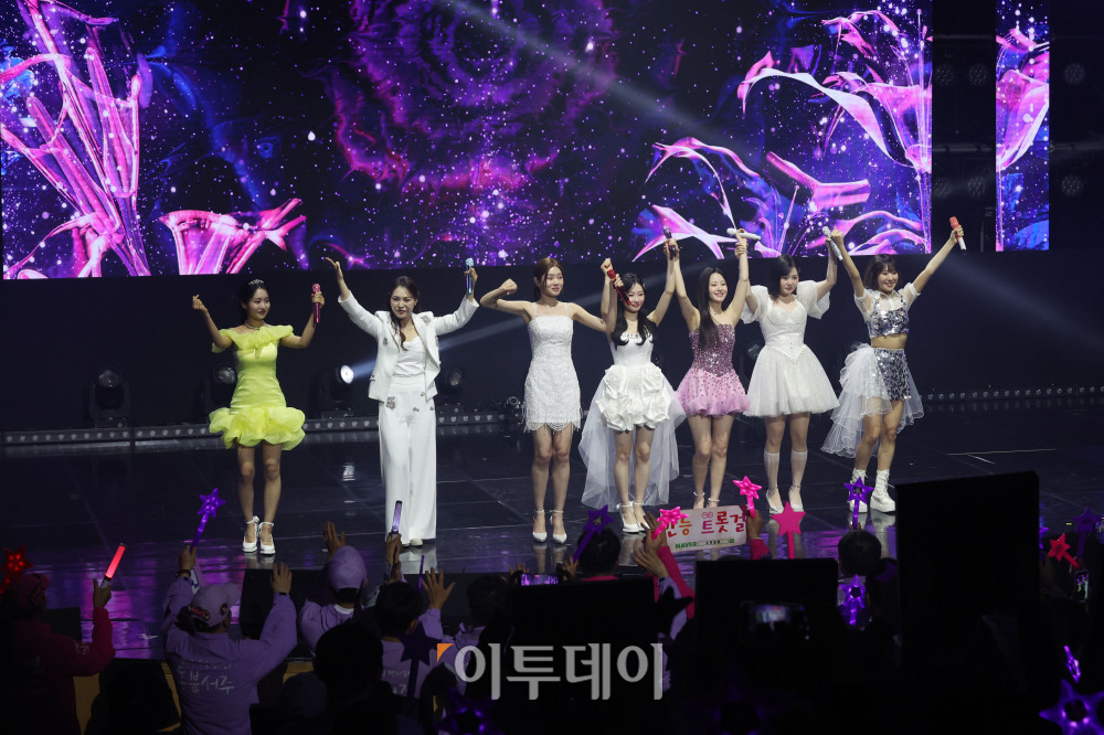 ▲11일 서울 서대문구 연세대 100주년 콘서트홀에서 열린 비바브라보 2nd Festival에서 미스트롯3 Top7 정서주, 배아현, 오유진, 미스김, 나영, 김소연, 정슬이 공연을 하고 있다. 고이란 기자 photoeran@