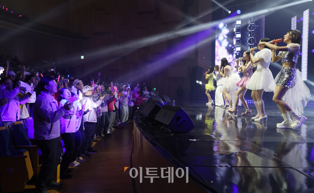 ▲11일 서울 서대문구 연세대 100주년 콘서트홀에서 열린 비바브라보 2nd Festival에서 관람객들이 미스트롯3 Top7 정서주, 배아현, 오유진, 미스김, 나영, 김소연, 정슬의 공연을 감상하고 있다. 고이란 기자 photoeran@