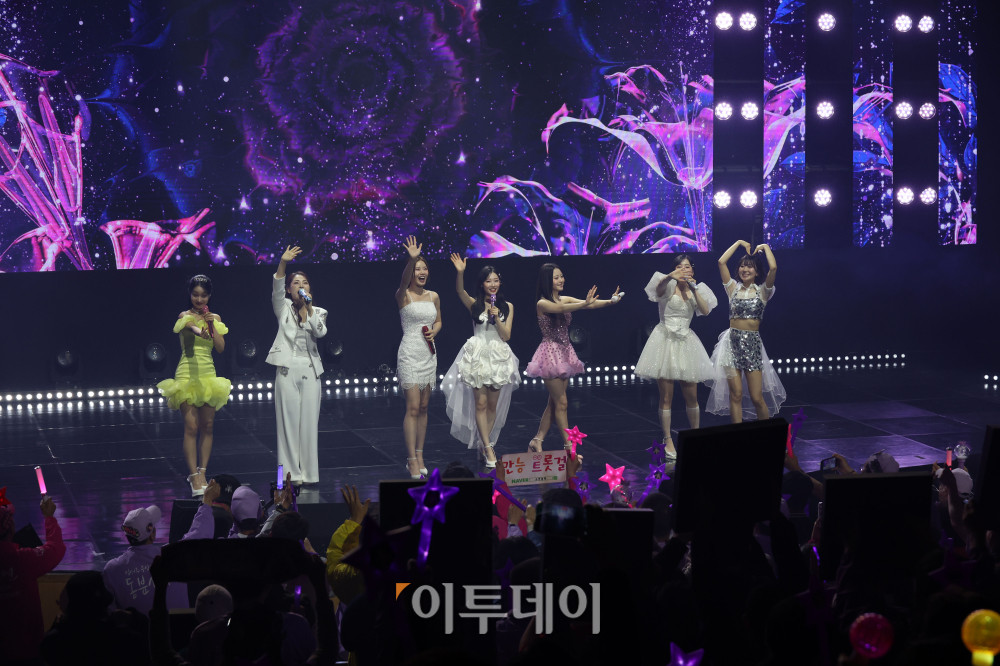 ▲11일 서울 서대문구 연세대 100주년 콘서트홀에서 열린 비바브라보 2nd Festival에서 미스트롯3 Top7 정서주, 배아현, 오유진, 미스김, 나영, 김소연, 정슬이 공연을 하고 있다. 고이란 기자 photoeran@