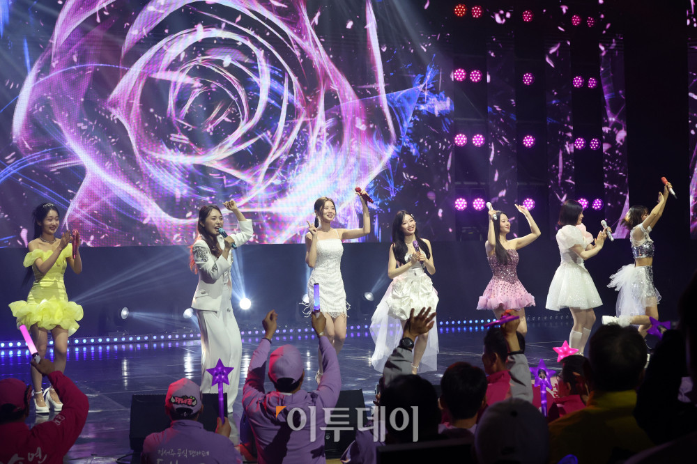 ▲11일 서울 서대문구 연세대 100주년 콘서트홀에서 열린 비바브라보 2nd Festival에서 미스트롯3 Top7 정서주, 배아현, 오유진, 미스김, 나영, 김소연, 정슬이 공연을 하고 있다. 고이란 기자 photoeran@
