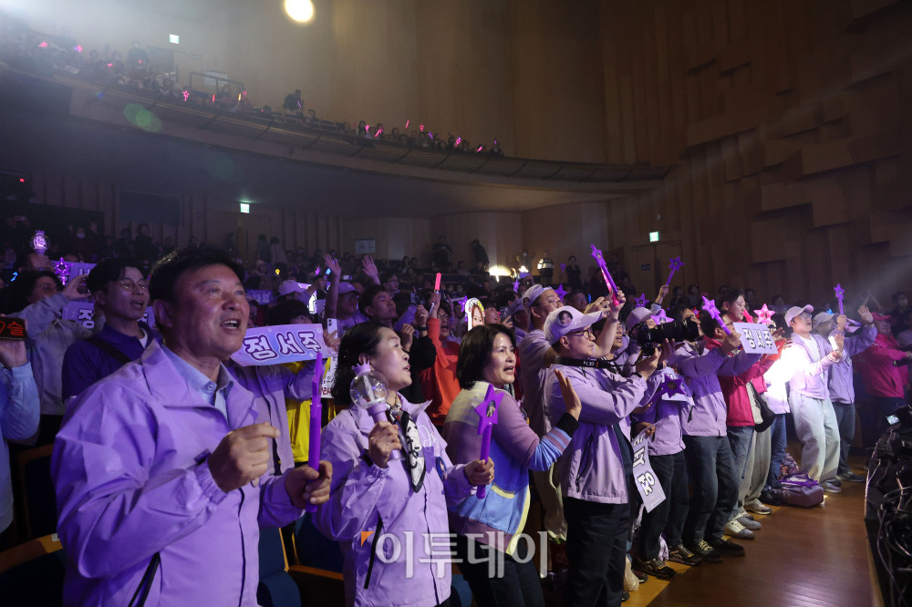 ▲11일 서울 서대문구 연세대 100주년 콘서트홀에서 열린 비바브라보 2nd Festival에서 관람객들이 미스트롯3 Top7 정서주, 배아현, 오유진, 미스김, 나영, 김소연, 정슬의 공연을 감상하고 있다. 고이란 기자 photoeran@