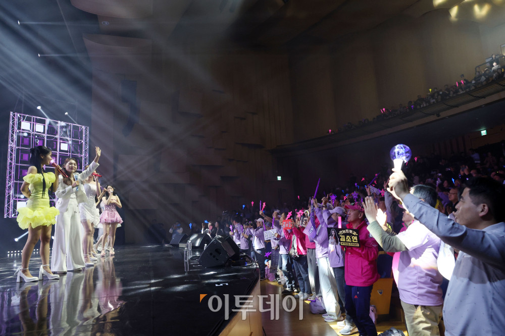 ▲11일 서울 서대문구 연세대 100주년 콘서트홀에서 열린 비바브라보 2nd Festival에서 미스트롯3 Top7 정서주, 배아현, 오유진, 미스김, 나영, 김소연, 정슬이 공연을 하고 있다. 고이란 기자 photoeran@