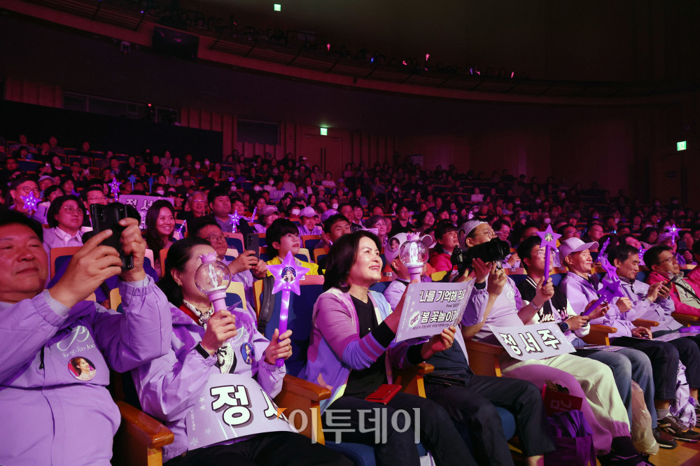 ▲11일 서울 서대문구 연세대 100주년 콘서트홀에서 열린 비바브라보 2nd Festival에서 관람객들이 미스트롯3 Top7 정서주, 배아현, 오유진, 미스김, 나영, 김소연, 정슬의 공연을 감상하고 있다. 고이란 기자 photoeran@