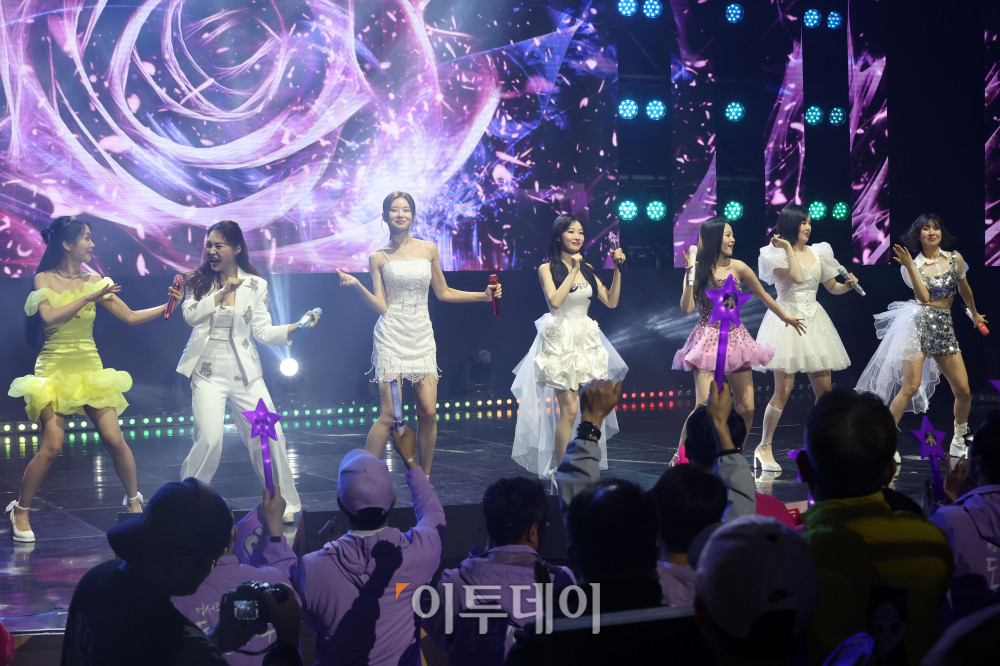 ▲11일 서울 서대문구 연세대 100주년 콘서트홀에서 열린 비바브라보 2nd Festival에서 미스트롯3 Top7 정서주, 배아현, 오유진, 미스김, 나영, 김소연, 정슬이 공연을 하고 있다. 고이란 기자 photoeran@