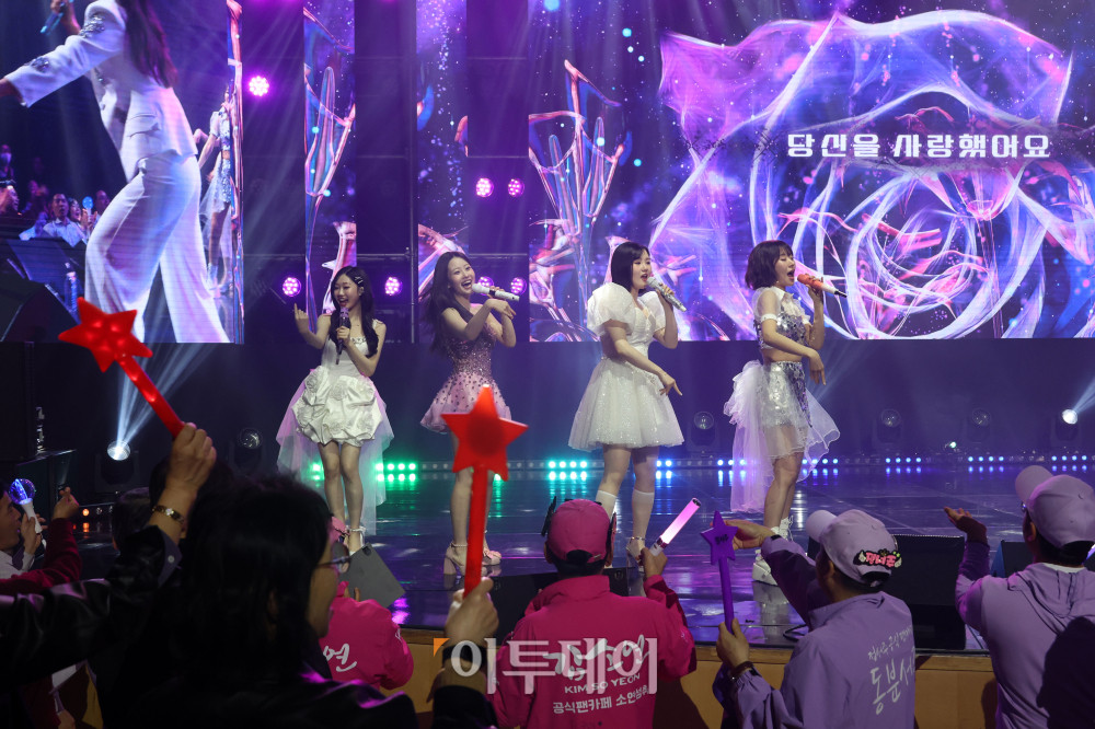 ▲11일 서울 서대문구 연세대 100주년 콘서트홀에서 열린 비바브라보 2nd Festival에서 미스트롯3 Top7 정서주, 배아현, 오유진, 미스김, 나영, 김소연, 정슬이 공연을 하고 있다. 고이란 기자 photoeran@