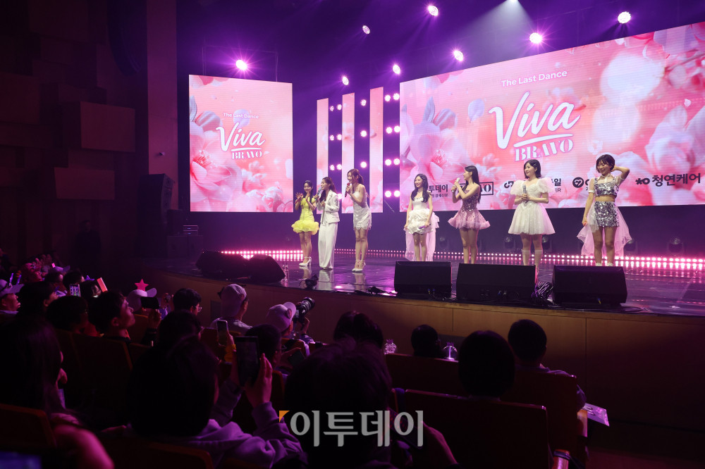 ▲11일 서울 서대문구 연세대 100주년 콘서트홀에서 열린 비바브라보 2nd Festival에서 관람객들이 미스트롯3 Top7 정서주, 배아현, 오유진, 미스김, 나영, 김소연, 정슬의 공연을 감상하고 있다. 고이란 기자 photoeran@