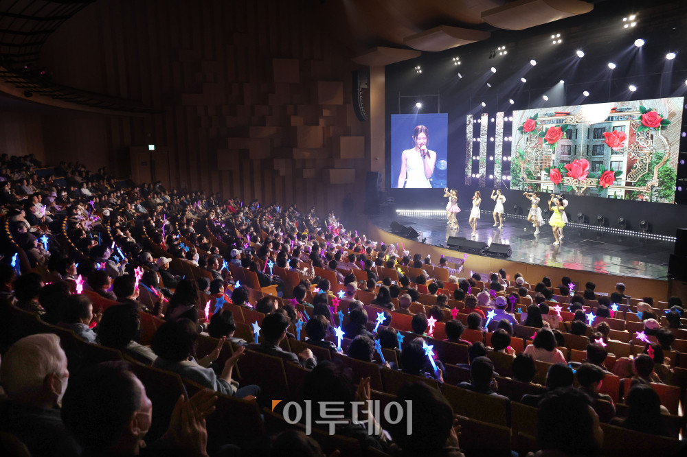 ▲11일 서울 서대문구 연세대 100주년 콘서트홀에서 열린 비바브라보 2nd Festival에서 미스트롯3 Top7 정서주, 배아현, 오유진, 미스김, 나영, 김소연, 정슬의 공연을 감상하고 있다. 고이란 기자 photoeran@