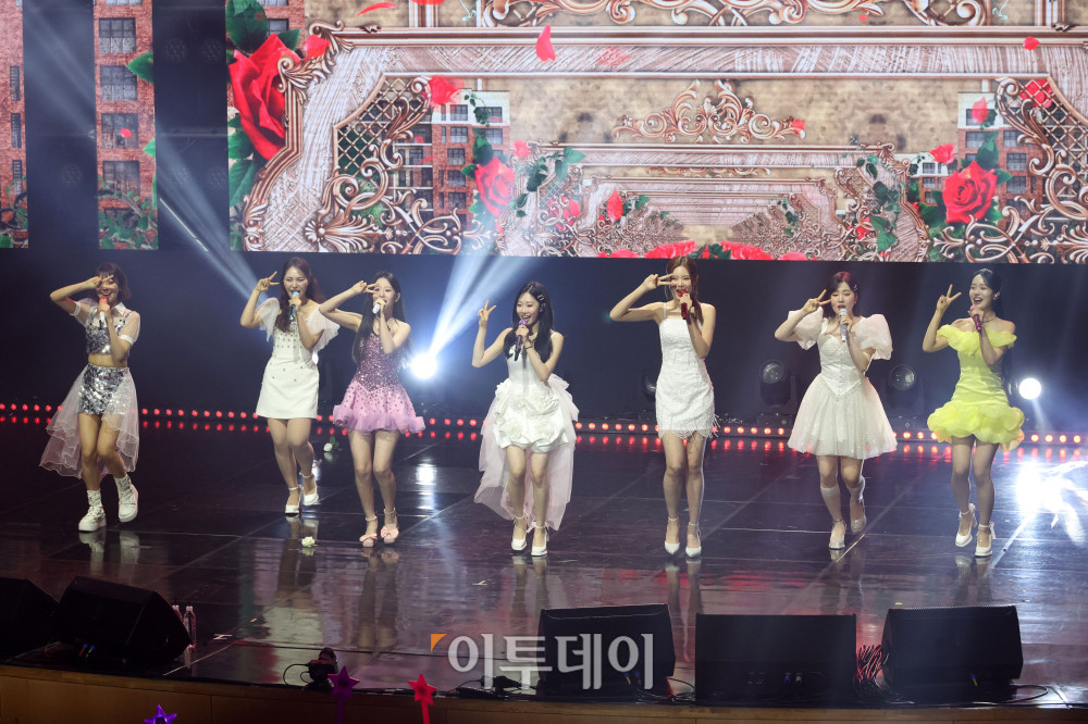 ▲11일 서울 서대문구 연세대 100주년 콘서트홀에서 열린 비바브라보 2nd Festival에서 미스트롯3 Top7 정서주, 배아현, 오유진, 미스김, 나영, 김소연, 정슬이 공연을 하고 있다. 고이란 기자 photoeran@