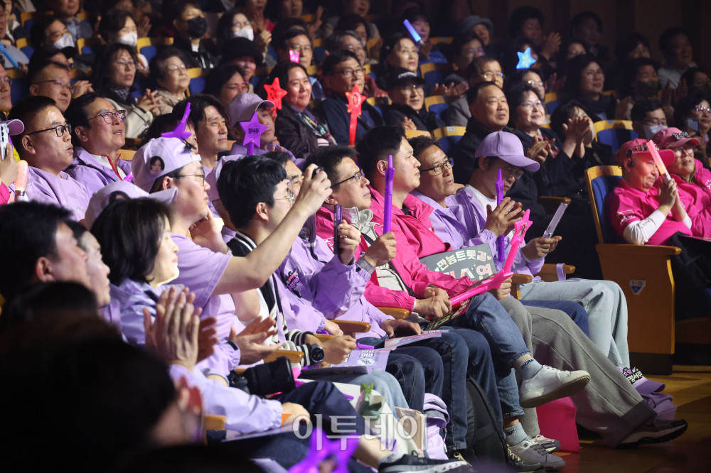 ▲11일 서울 서대문구 연세대 100주년 콘서트홀에서 열린 비바브라보 2nd Festival에서 관람객들이 미스트롯3 Top7 정서주, 배아현, 오유진, 미스김, 나영, 김소연, 정슬의 공연을 감상하고 있다. 고이란 기자 photoeran@