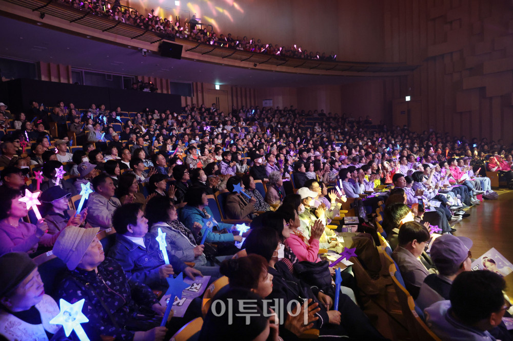 ▲11일 서울 서대문구 연세대 100주년 콘서트홀에서 열린 비바브라보 2nd Festival에서 관람객들이 미스트롯3 Top7 정서주, 배아현, 오유진, 미스김, 나영, 김소연, 정슬의 공연을 감상하고 있다. 고이란 기자 photoeran@