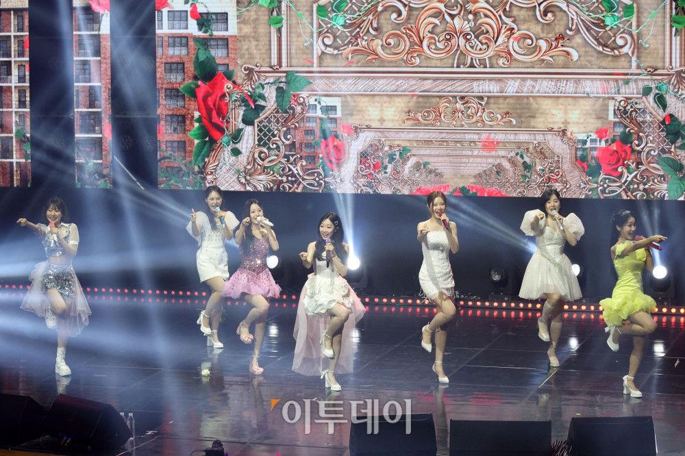 ▲11일 서울 서대문구 연세대 100주년 콘서트홀에서 열린 비바브라보 2nd Festival에서 미스트롯3 Top7 정서주, 배아현, 오유진, 미스김, 나영, 김소연, 정슬이 공연을 하고 있다. 고이란 기자 photoeran@
