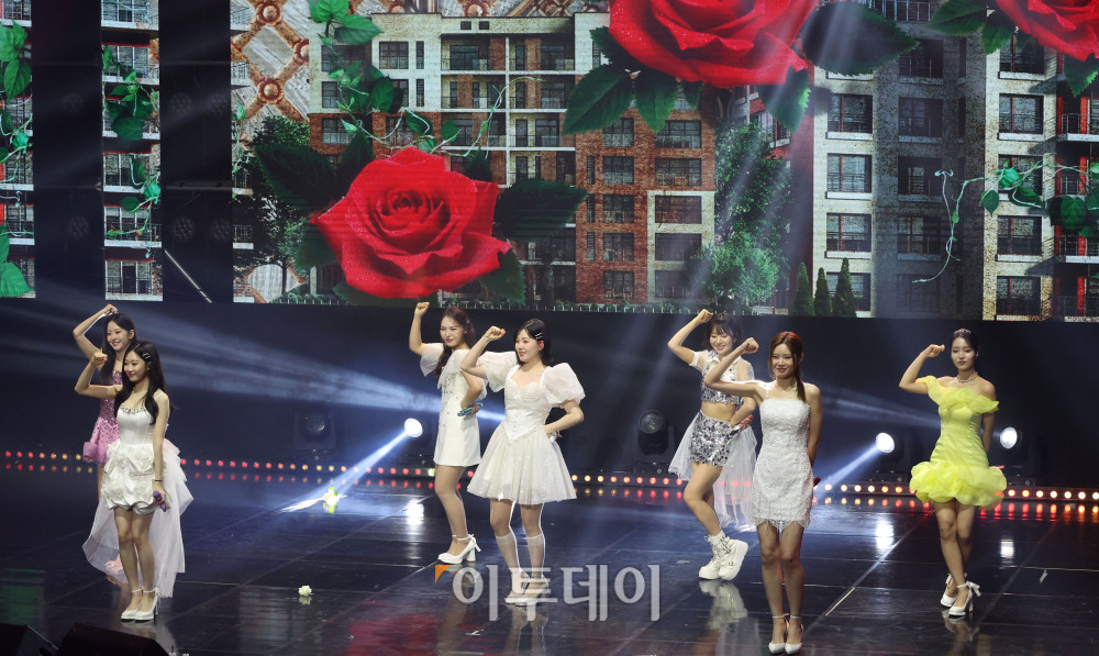 ▲11일 서울 서대문구 연세대 100주년 콘서트홀에서 열린 비바브라보 2nd Festival에서 미스트롯3 Top7 정서주, 배아현, 오유진, 미스김, 나영, 김소연, 정슬이 공연을 하고 있다. 고이란 기자 photoeran@