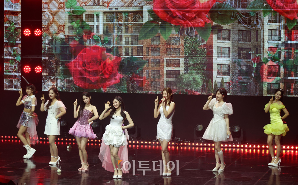 ▲11일 서울 서대문구 연세대 100주년 콘서트홀에서 열린 비바브라보 2nd Festival에서 미스트롯3 Top7 정서주, 배아현, 오유진, 미스김, 나영, 김소연, 정슬이 공연을 하고 있다. 고이란 기자 photoeran@
