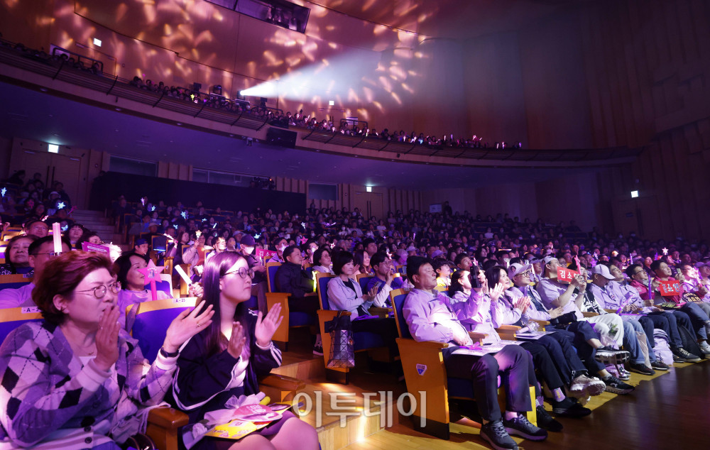 ▲11일 서울 서대문구 연세대 100주년 콘서트홀에서 열린 비바브라보 2nd Festival에서 미스트롯3 Top7 정서주, 배아현, 오유진, 미스김, 나영, 김소연, 정슬의 공연을 감상하고 있다. 고이란 기자 photoeran@