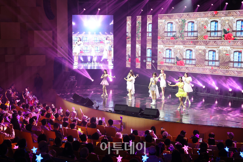 ▲11일 서울 서대문구 연세대 100주년 콘서트홀에서 열린 비바브라보 2nd Festival에서 미스트롯3 Top7 정서주, 배아현, 오유진, 미스김, 나영, 김소연, 정슬이 공연을 하고 있다. 고이란 기자 photoeran@