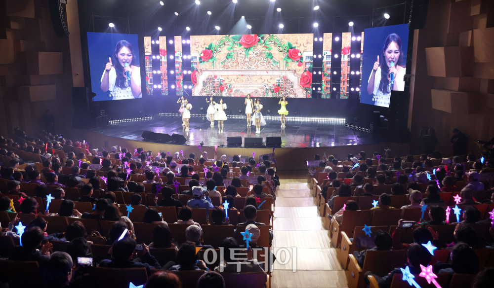 ▲11일 서울 서대문구 연세대 100주년 콘서트홀에서 열린 비바브라보 2nd Festival에서 미스트롯3 Top7 정서주, 배아현, 오유진, 미스김, 나영, 김소연, 정슬이 공연을 하고 있다. 고이란 기자 photoeran@