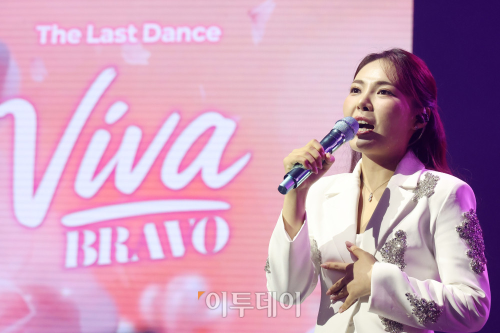 ▲11일 서울 서대문구 연세대 100주년 콘서트홀에서 열린 비바브라보 2nd Festival에서 미스트롯3 Top7 미스김이 공연을 하고 있다. 고이란 기자 photoeran@
