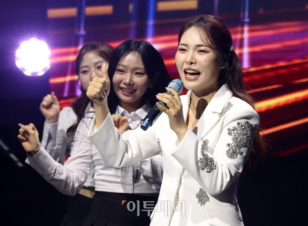 ▲11일 서울 서대문구 연세대 100주년 콘서트홀에서 열린 비바브라보 2nd Festival에서 미스트롯3 Top7 미스김이 공연을 하고 있다. 고이란 기자 photoeran@