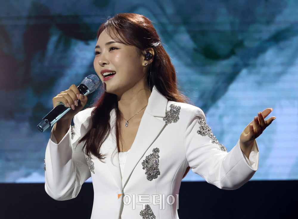 ▲11일 서울 서대문구 연세대 100주년 콘서트홀에서 열린 비바브라보 2nd Festival에서 미스트롯3 Top7 미스김이 공연을 하고 있다. 고이란 기자 photoeran@