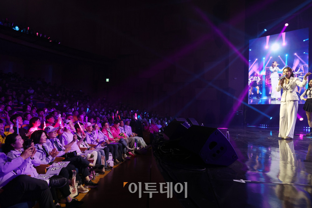 ▲11일 서울 서대문구 연세대 100주년 콘서트홀에서 열린 비바브라보 2nd Festival에서 미스트롯3 Top7 미스김이 공연을 하고 있다. 고이란 기자 photoeran@