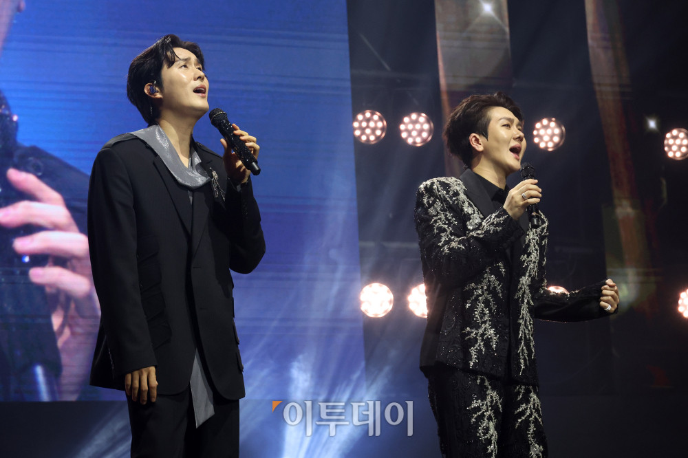 ▲11일 서울 서대문구 연세대 100주년 콘서트홀에서 열린 비바브라보 2nd Festival에서 가수 김수찬, 신유가 공연을 하고 있다. 고이란 기자 photoeran@
