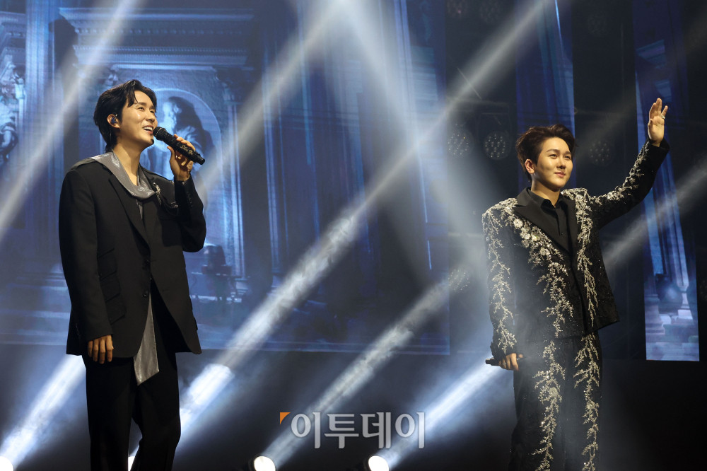 ▲11일 서울 서대문구 연세대 100주년 콘서트홀에서 열린 비바브라보 2nd Festival에서 가수 김수찬, 신유가 공연을 하고 있다. 고이란 기자 photoeran@
