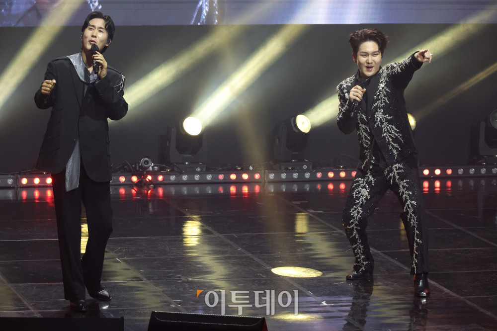 ▲11일 서울 서대문구 연세대 100주년 콘서트홀에서 열린 비바브라보 2nd Festival에서 가수 김수찬, 신유가 공연을 하고 있다. 고이란 기자 photoeran@