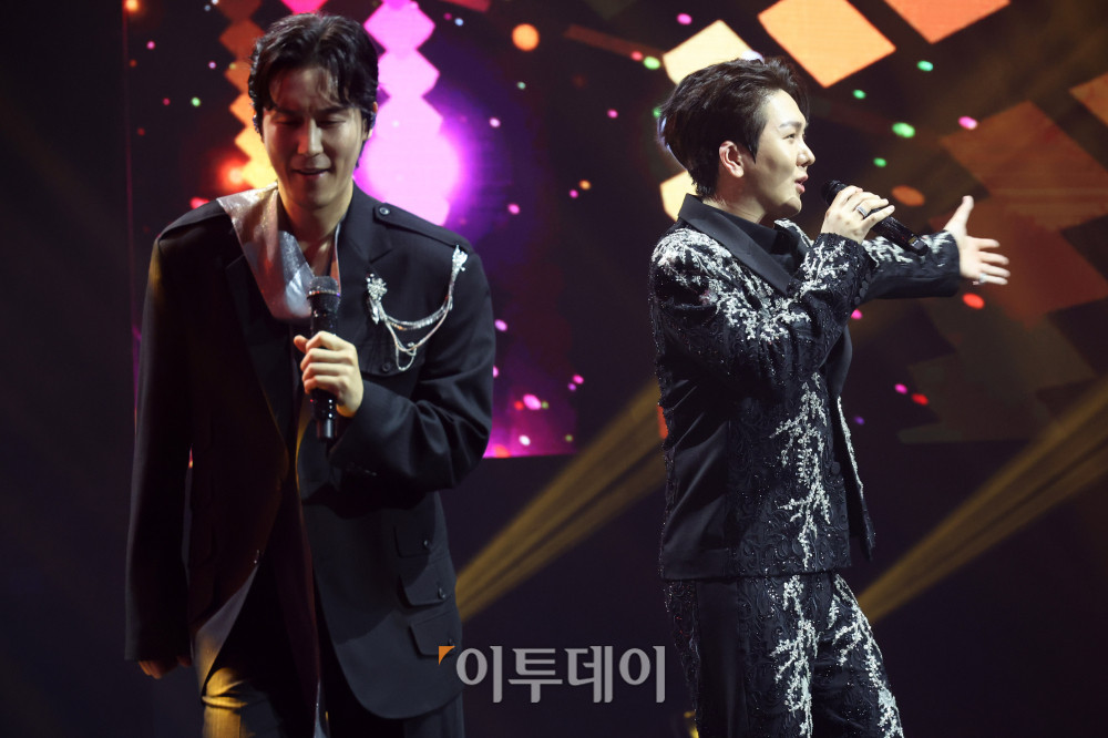 ▲11일 서울 서대문구 연세대 100주년 콘서트홀에서 열린 비바브라보 2nd Festival에서 가수 김수찬, 신유가 공연을 하고 있다. 고이란 기자 photoeran@