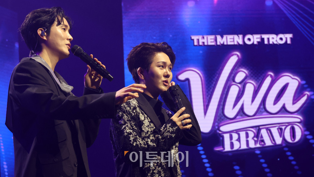 ▲11일 서울 서대문구 연세대 100주년 콘서트홀에서 열린 비바브라보 2nd Festival에서 가수 김수찬, 신유가 공연을 하고 있다. 고이란 기자 photoeran@