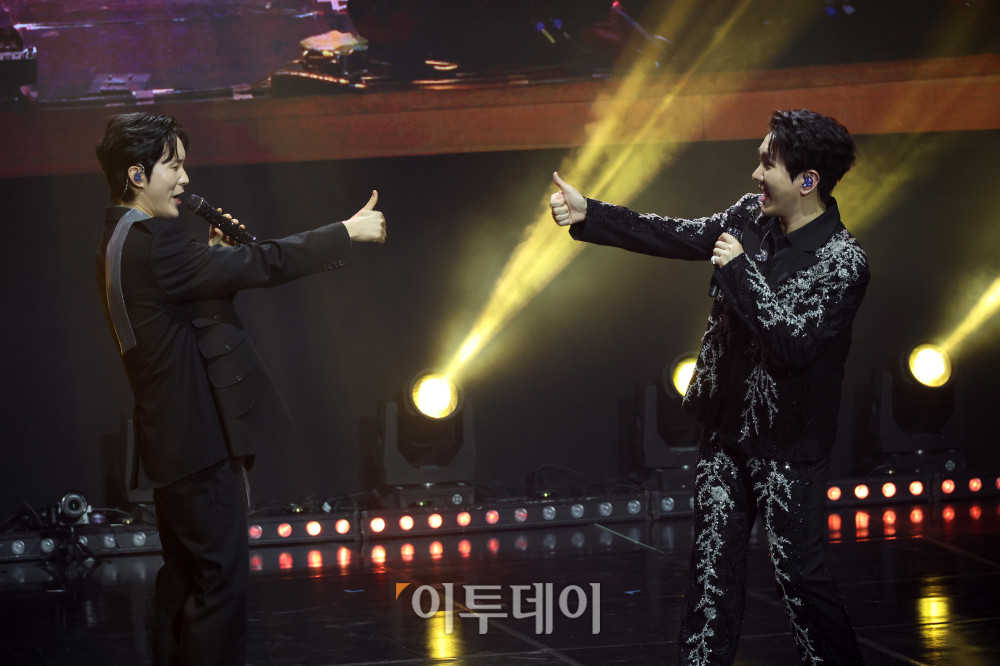 ▲11일 서울 서대문구 연세대 100주년 콘서트홀에서 열린 비바브라보 2nd Festival에서 가수 김수찬, 신유가 공연을 하고 있다. 고이란 기자 photoeran@
