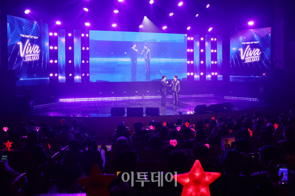 ▲11일 서울 서대문구 연세대 100주년 콘서트홀에서 열린 비바브라보 2nd Festival에서 가수 김수찬, 신유가 공연을 하고 있다. 고이란 기자 photoeran@