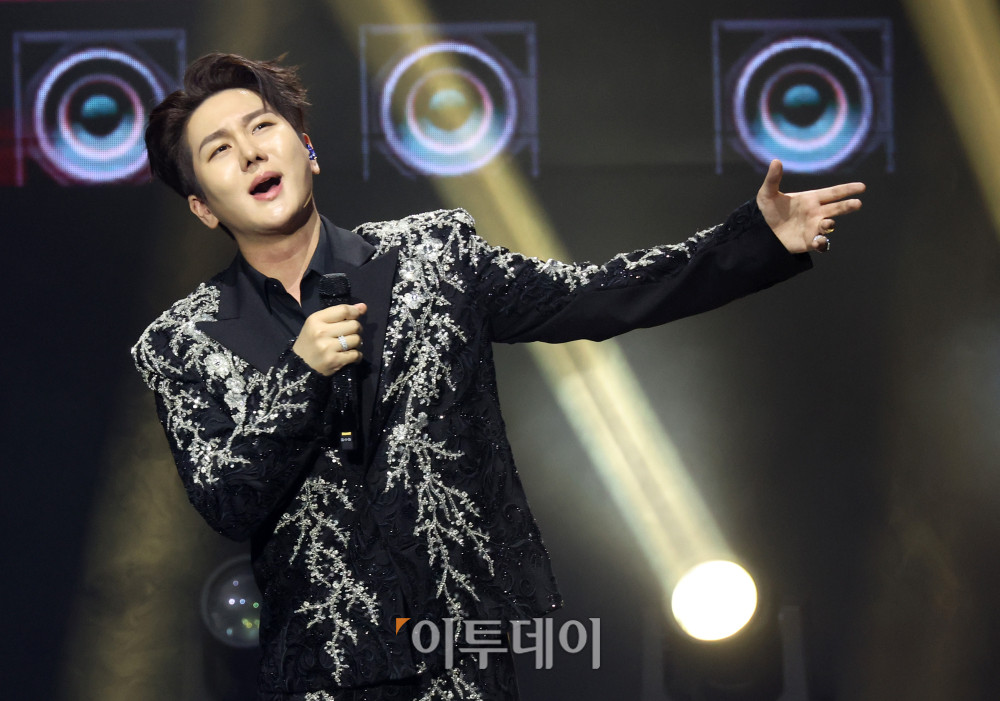 ▲11일 서울 서대문구 연세대 100주년 콘서트홀에서 열린 비바브라보 2nd Festival에서 가수 김수찬이 공연을 하고 있다. 고이란 기자 photoeran@