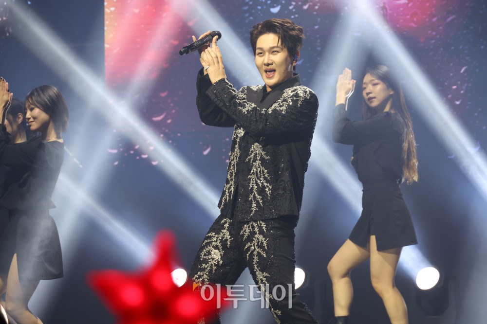 ▲11일 서울 서대문구 연세대 100주년 콘서트홀에서 열린 비바브라보 2nd Festival에서 가수 김수찬이 공연을 하고 있다. 고이란 기자 photoeran@