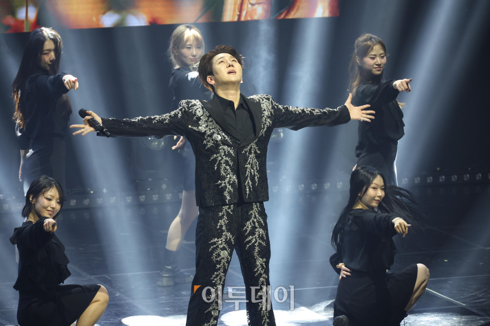 ▲11일 서울 서대문구 연세대 100주년 콘서트홀에서 열린 비바브라보 2nd Festival에서 가수 김수찬이 공연을 하고 있다. 고이란 기자 photoeran@