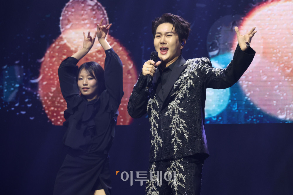 ▲11일 서울 서대문구 연세대 100주년 콘서트홀에서 열린 비바브라보 2nd Festival에서 가수 김수찬이 공연을 하고 있다. 고이란 기자 photoeran@