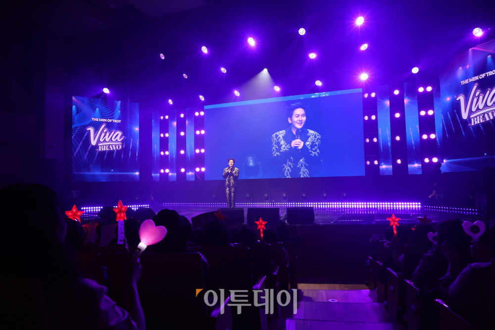 ▲11일 서울 서대문구 연세대 100주년 콘서트홀에서 열린 비바브라보 2nd Festival에서 가수 김수찬이 공연을 하고 있다. 고이란 기자 photoeran@