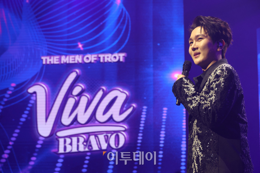 ▲11일 서울 서대문구 연세대 100주년 콘서트홀에서 열린 비바브라보 2nd Festival에서 가수 김수찬이 공연을 하고 있다. 고이란 기자 photoeran@