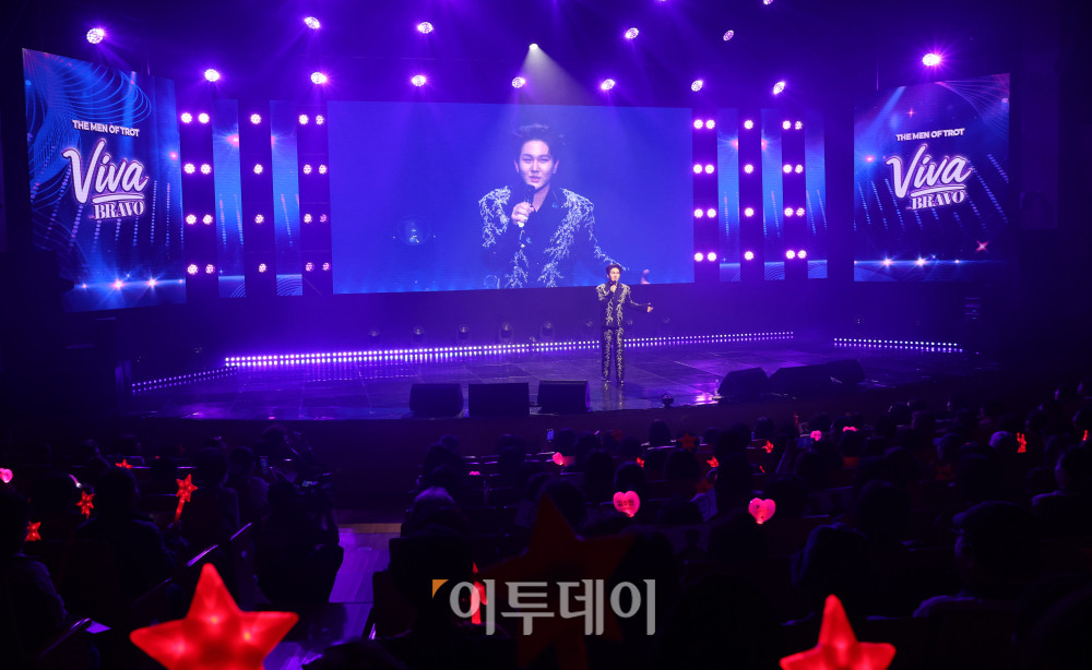 ▲11일 서울 서대문구 연세대 100주년 콘서트홀에서 열린 비바브라보 2nd Festival에서 가수 김수찬이 공연을 하고 있다. 고이란 기자 photoeran@